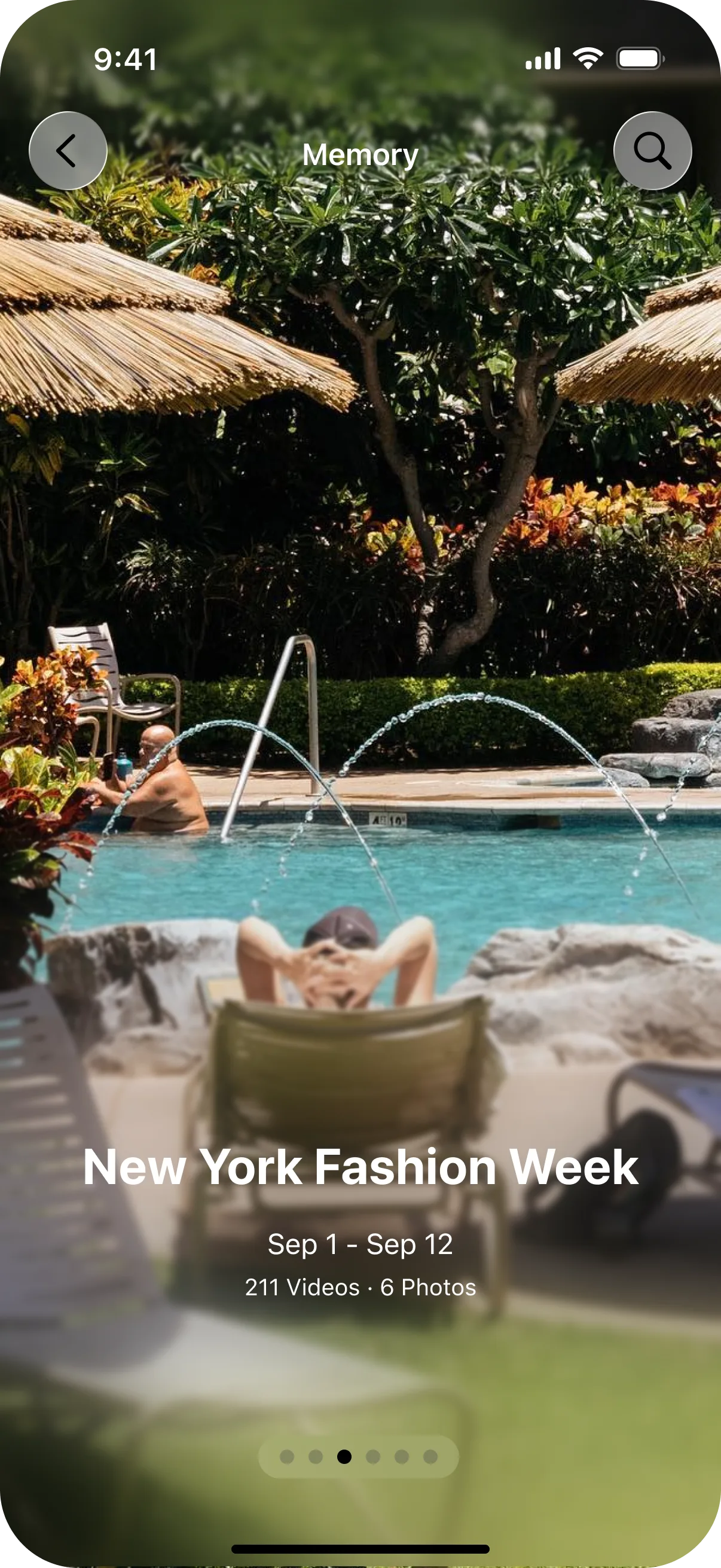 ZimaOS Photos 手机端回忆模块，在移动屏幕上展示精选故事